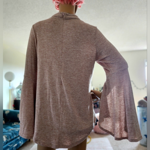 Chic Pale Pink V-Neck Tunic Top with Slit Bat Sleeves and Built-in Choker - Picture 3 of 10